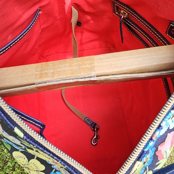 Dooney & Bourke Large Satchel EUC - Picture 7 of 16